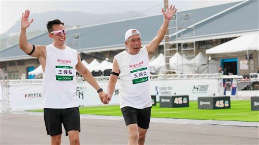 62歲最老父子檔激戰　真實互動曝光惹鼻酸