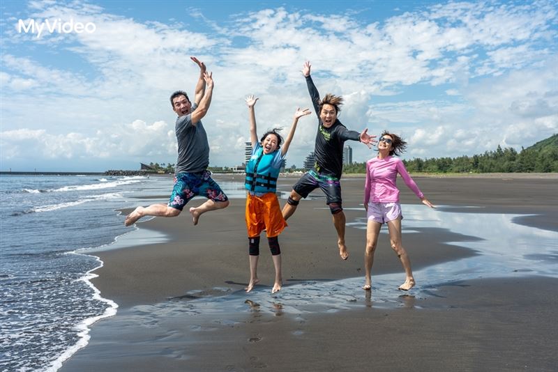 伊正（左起）、況明潔、王仁甫與莎莎在宜蘭玩到忘齡。（圖／台灣大哥大MyVideo提供）