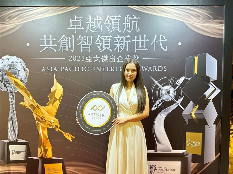 雅德思生醫創辦人暨董事長賴虹出席「2025亞太傑出企業獎」（APEA）頒獎典禮，展現「平價透明牙科醫療」為核心理念。（圖／雅德思生醫提供）