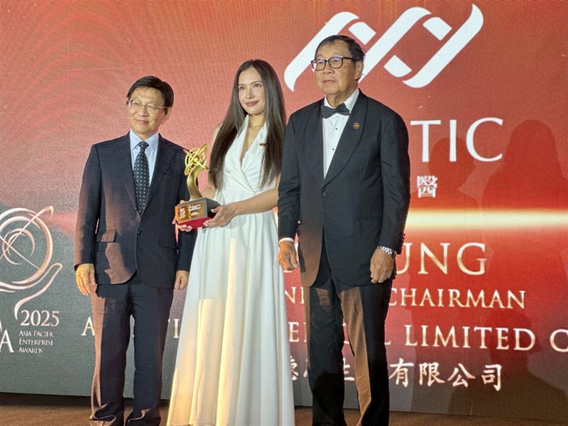 雅德思生醫榮獲「卓越企業領袖獎」殊榮，展現品牌實力與對平價透明牙科醫療的堅持。（圖／雅德思生醫提供）