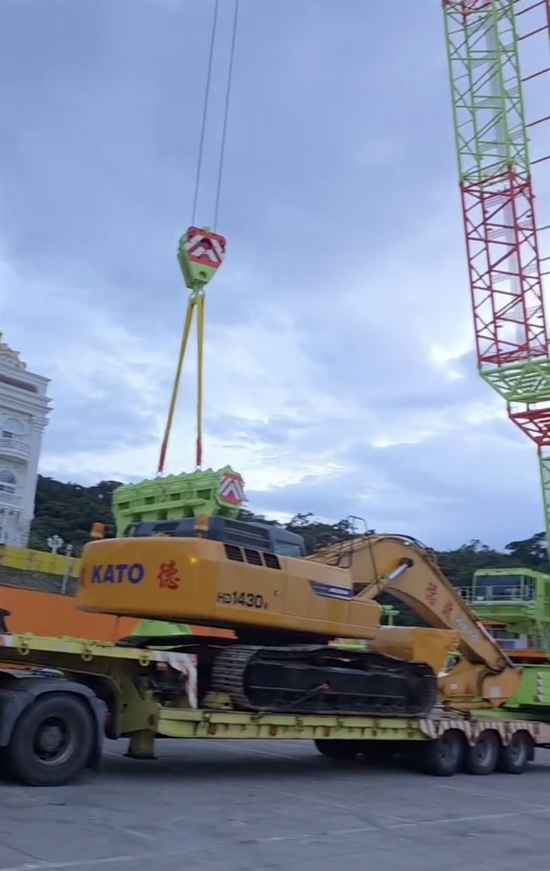 吊車大王除了準備2台小山貓，還緊急調派大型怪手到災區。（圖／翻攝自Threads @huboss888）
