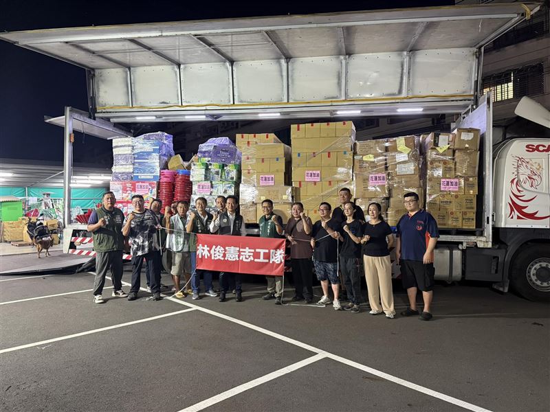 林俊憲集結台南人愛心，將物資送進花蓮。（圖／翻攝自林俊憲臉書）