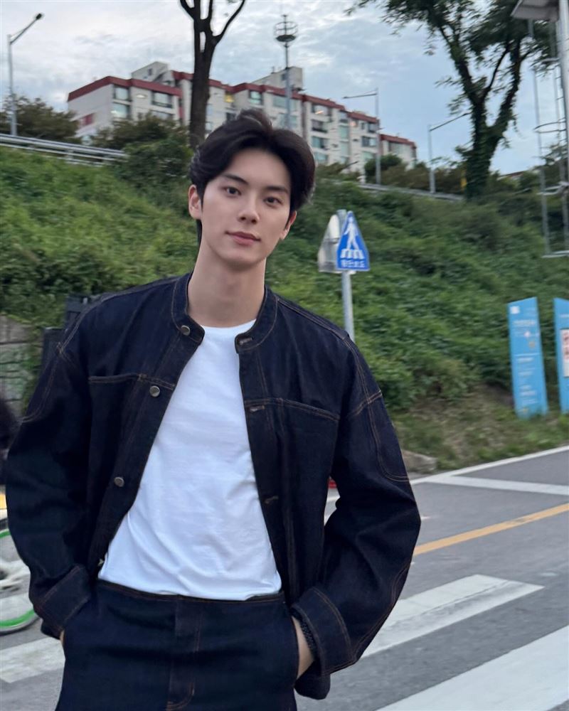 李彩玟因為濃眉大眼和高挑的身材，被韓國網友封為「小宋江」。（圖／翻攝自IG @l.c.m___）