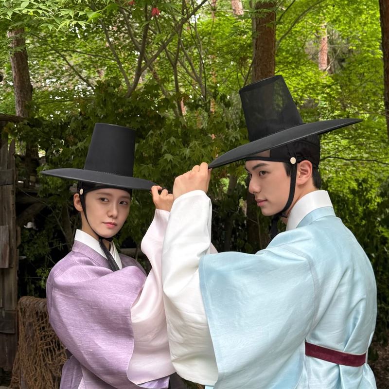 李彩玟時常在IG與粉絲分享拍攝日常。（左為潤娥）（圖／翻攝自IG @l.c.m___）