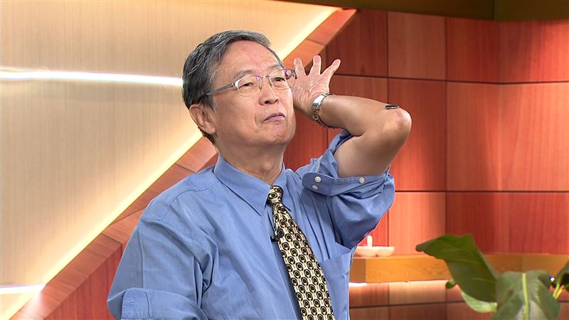 馬西屏手腦並用反手硬幣快狠準。（圖／年代提供）