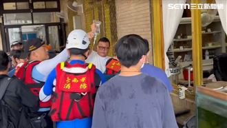 災民意識虛弱癱坐！特搜協力扶出泥潭送醫
