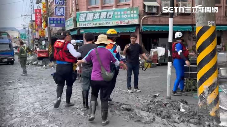 在災區發現45歲林姓男子身體不適，意識模糊，台南市府特搜隊將人送往救護站。（圖／翻攝畫面）