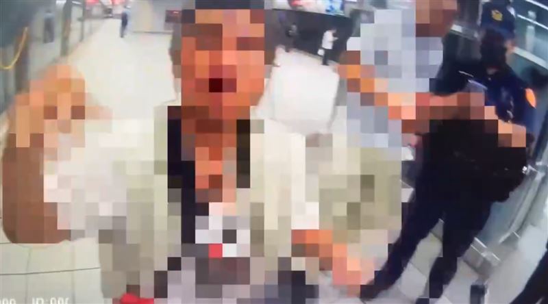 警方到場橘衣男逃之夭夭，廖男臉部挫傷要告橘衣男傷害。（圖／翻攝畫面）