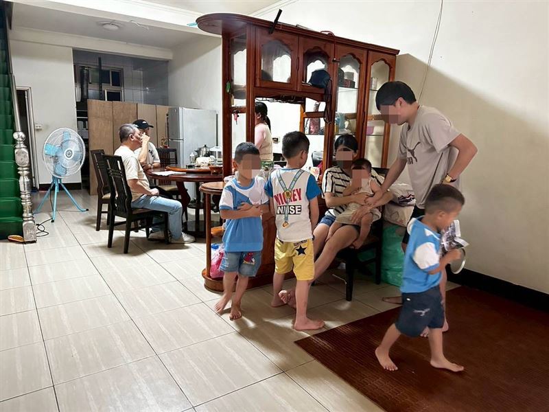 我們要活下去！九口之家逃過火劫卻陷絕境，天冷4幼孫過冬棉被都沒有。（圖／《愛的延續》公益協會提供）