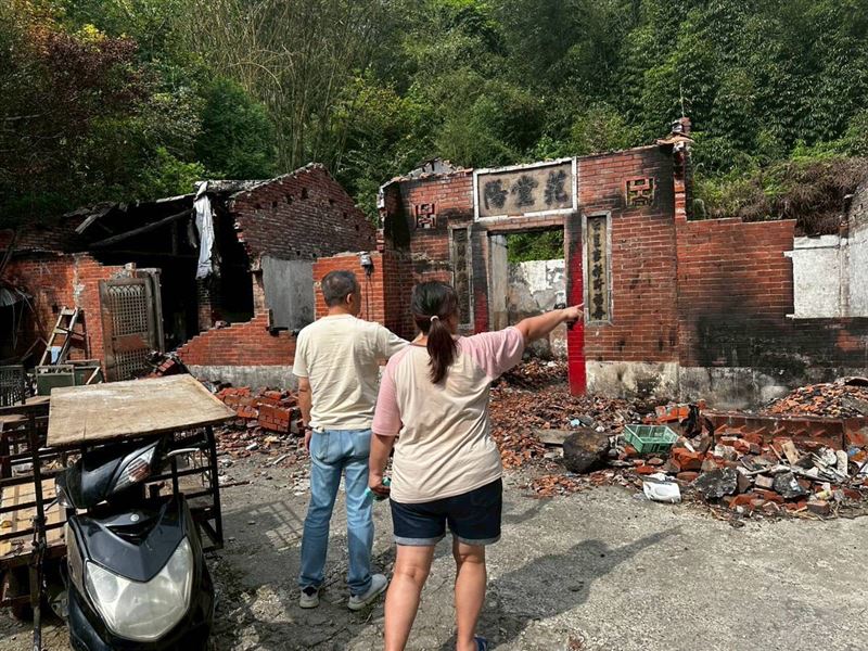 我們要活下去！九口之家逃過火劫卻陷絕境，天冷4幼孫過冬棉被都沒有。（圖／《愛的延續》公益協會提供）