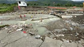 台東縣卑南鄉太平溪支流灘地，今天上午進行橋梁工程的工人發現一具無頭女屍