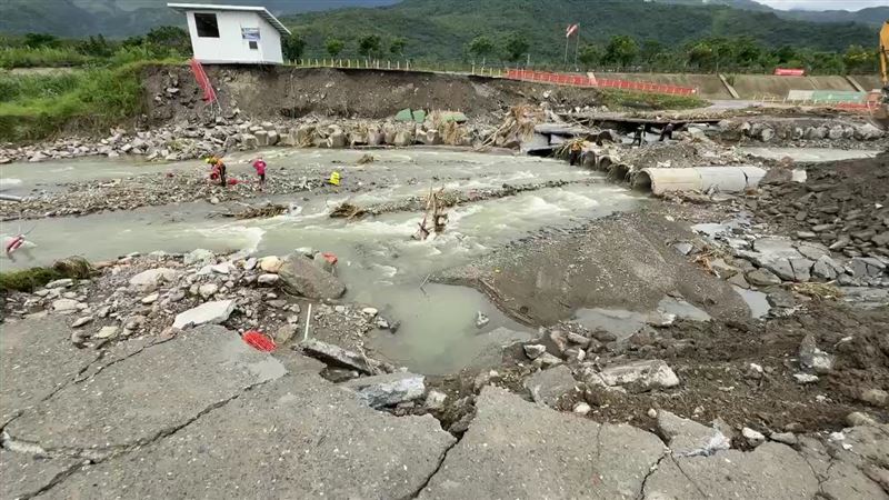 台東卑南鄉太平溪支流灘地上發現一具無頭女屍。（圖／翻攝畫面）
