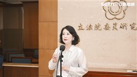 吳思瑤表示，民進黨團的群組討論，從頭到尾聚焦於救災，發言「落落長」卻遭節錄、帶風向，非常不道德且涉及隱私問題。（圖／記者楊士誼攝影）