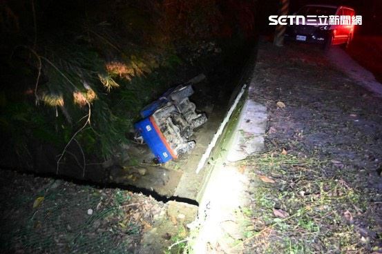 52歲謝姓果農白天獨自上山整理果園，人卻跟著農用車不慎翻覆，慘遭壓在車底。（圖／翻攝畫面）