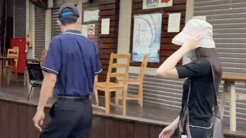 陳父與陳姊抵達殯儀館，經檢察官就地訊問將陳父由證人改為被告。（圖／翻攝畫面）