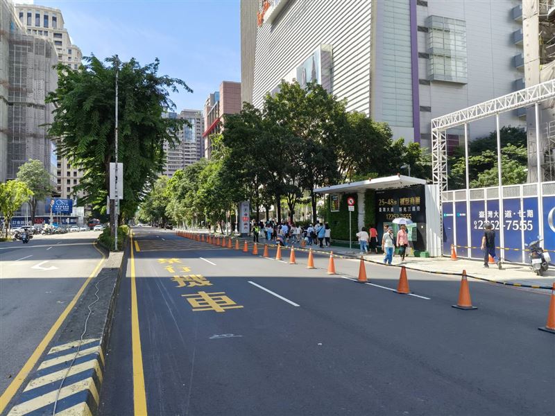 交通局提醒，百貨停車場已滿時禁止暫停車道排隊，違者將依法取締。（圖／翻攝畫面）