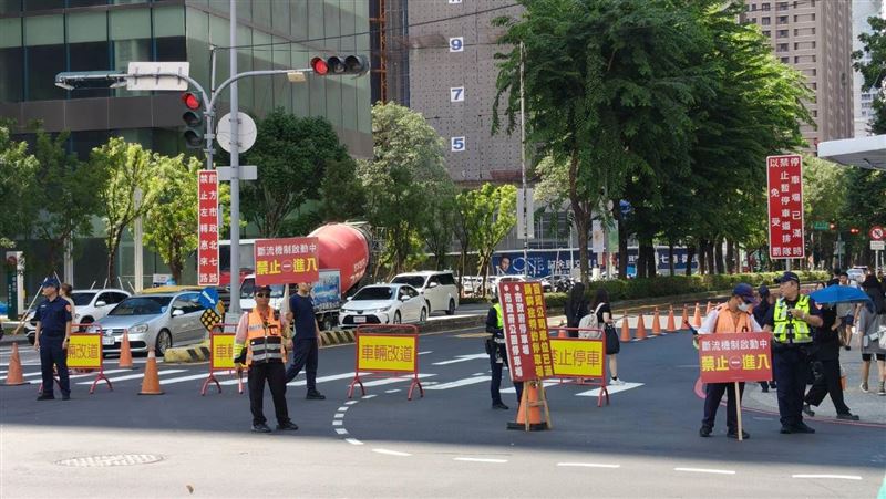 交通局日前已公告「禁排令」，並於市政北七路上設立警示牌，將加強取締違規者。（圖／翻攝畫面）
