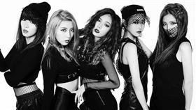 泫雅於6月18日當天於個人IG慶祝4Minute出道16周年，並在貼文後面附上團體合照。（圖／翻攝自IG @hyunah_aa）