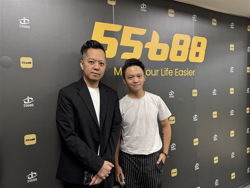 執行長（左）感謝運將（右）的救命之恩。（圖／55688台灣大車隊提供）