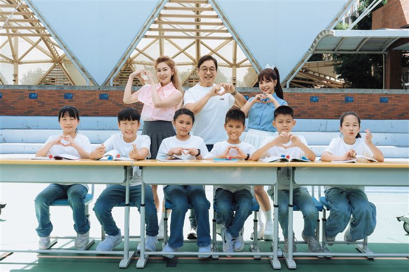 張棋惠、徐凱希組限定女團獻唱教師節單曲。（圖／關懷台灣文教基金會 提供）