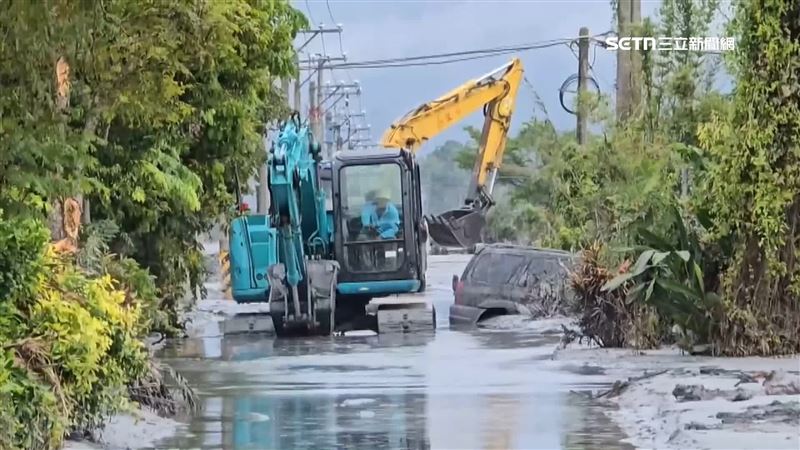 佛祖街半夜又淹！居民冒險涉淤泥返家拿藥