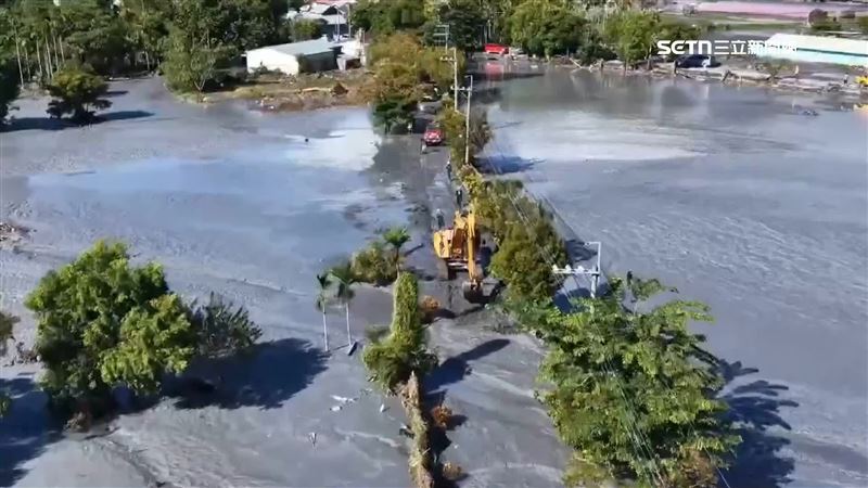 花蓮光復鄉佛祖街整片都是堰塞湖溢流所沖刷進來的淤泥