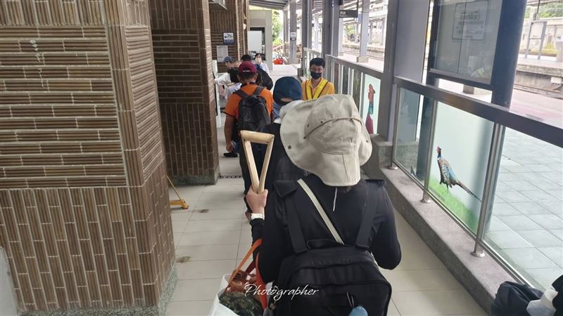吉雷米前往救災的路上，看到很多人帶著全新自費購買的工具。（圖／吉雷米授權提供）