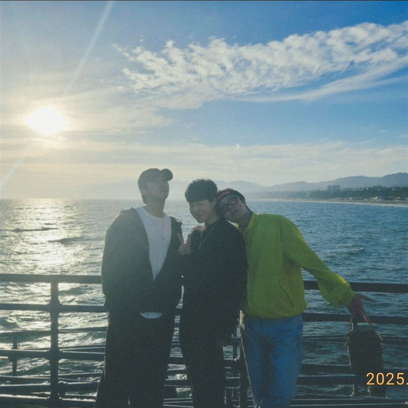 防彈Jimin（中）日前於個人IG曬出與成員RM（左）和成員j-hope（右）的合照。（圖／翻攝自IG @j.m）