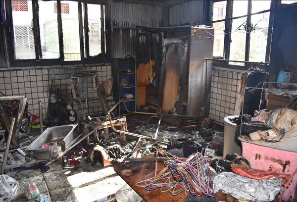 3名年幼孩童的父母,，除被依《爆竹煙火管理條例》裁罰3萬元外，還得承擔鄰居整修房屋及財物賠償費用，損失慘重。(圖/翻攝畫面)
