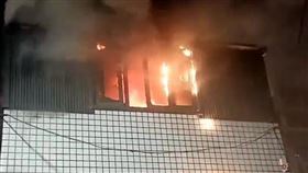 中秋玩鞭炮小心！頑皮3童炸光鄰家賠慘了(圖/翻攝畫面)