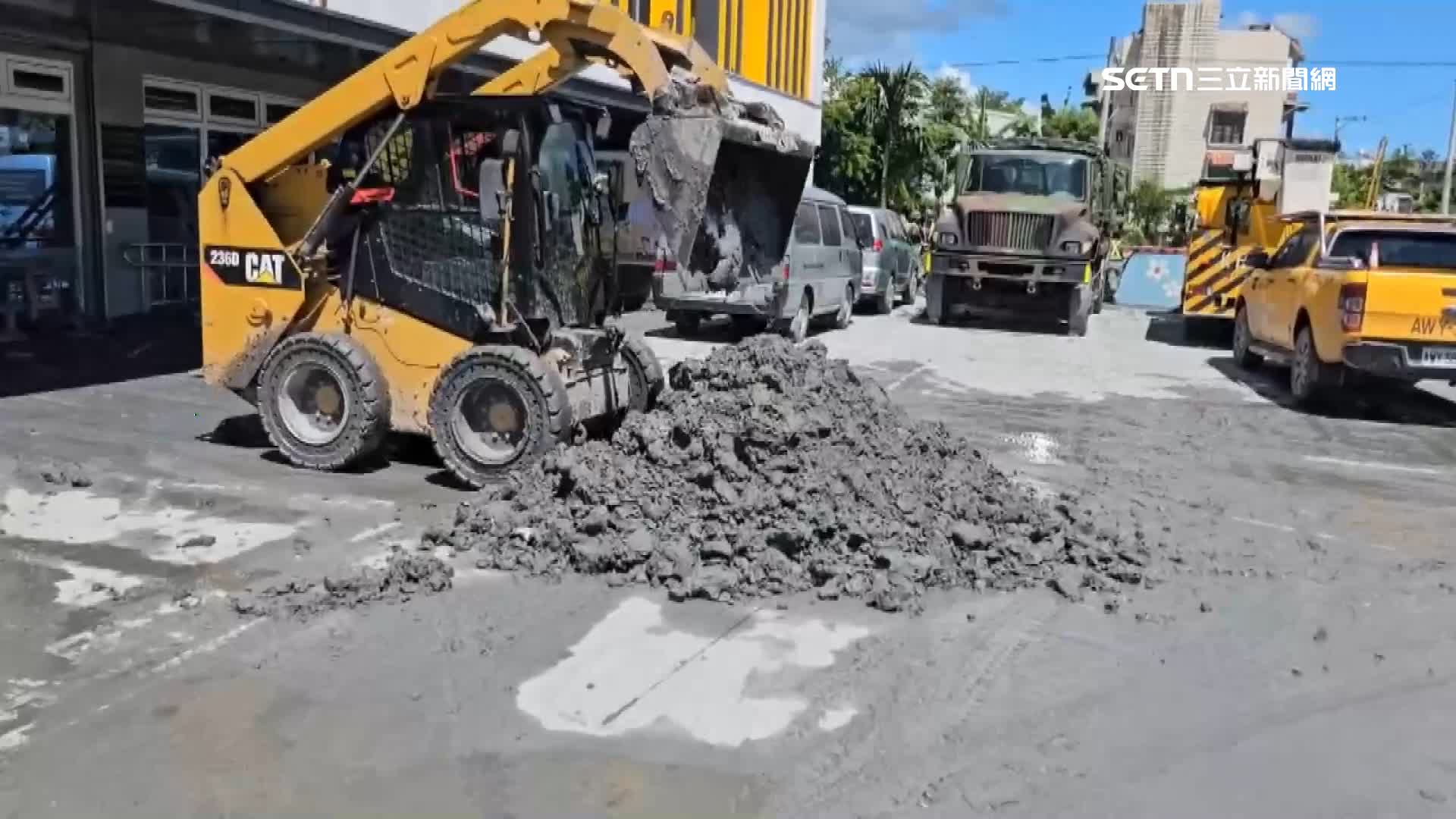 民間業者連夜趕到災區協助，幫忙開怪手清淤泥