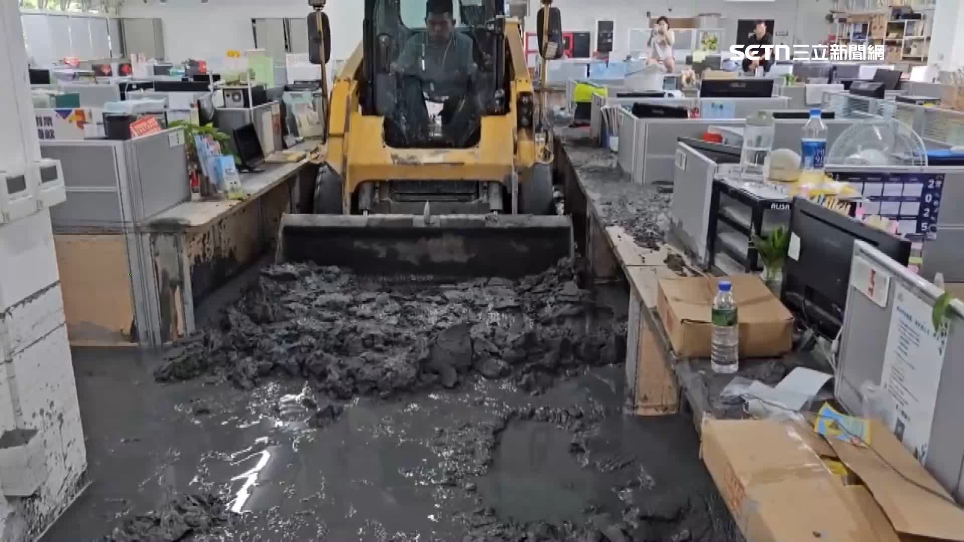 光復鄉公所辦公室滿目瘡痍，怪手進駐開挖