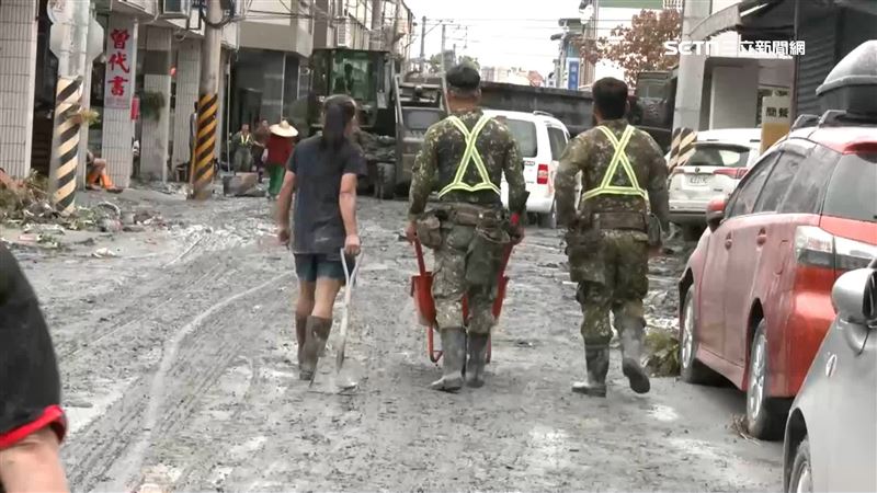 半層樓泥沙阻救援　國軍動員「人肉搬運」