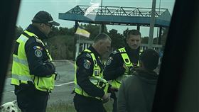 台灣旅團在羅馬尼亞邊境遭警察強硬攔查，雖合法入境自駕，卻被指「不承認台灣」，駕照當場扣留，甚至稱要送中國大使館。旅人被迫簽下「駕照違法」聲明，護照與行照才獲歸還，鬧劇歷時4小時，凸顯台灣人在國際旅行的尷尬處境。圖為阿勳在當地海關交到刁難以及和警察交涉的第一手紀錄。（圖／下一站去哪提供）