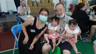 祖孫情深　年邁公嬤跨縣市於懇親會場相遇