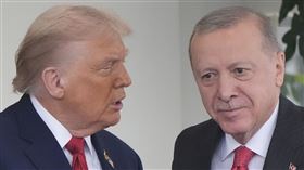 美國總統川普（左）與土耳其總統艾爾段（右）。艾爾段時隔6年，25日才再訪白宮，被智庫認為是兩國關係改善的好兆頭。（圖／美聯社／達志影像）