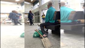 民間英雄背影曝光！90歲阿公「帶鏟子獨搭火車去花蓮」幫災民重建家園