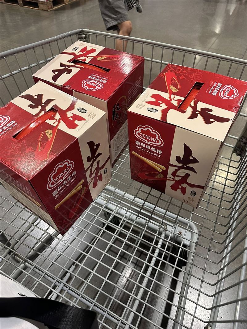 中秋送蛋捲禮盒應該沒人會拒絕，會員便在好市多掃貨數盒準備送人。（圖／翻攝自Costco好市多 商品經驗老實說臉書）