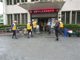 ▲花蓮自強外役監、花蓮監獄組社區服務隊，投入光復鄉災後環境清理工作。（圖／翻攝畫面）