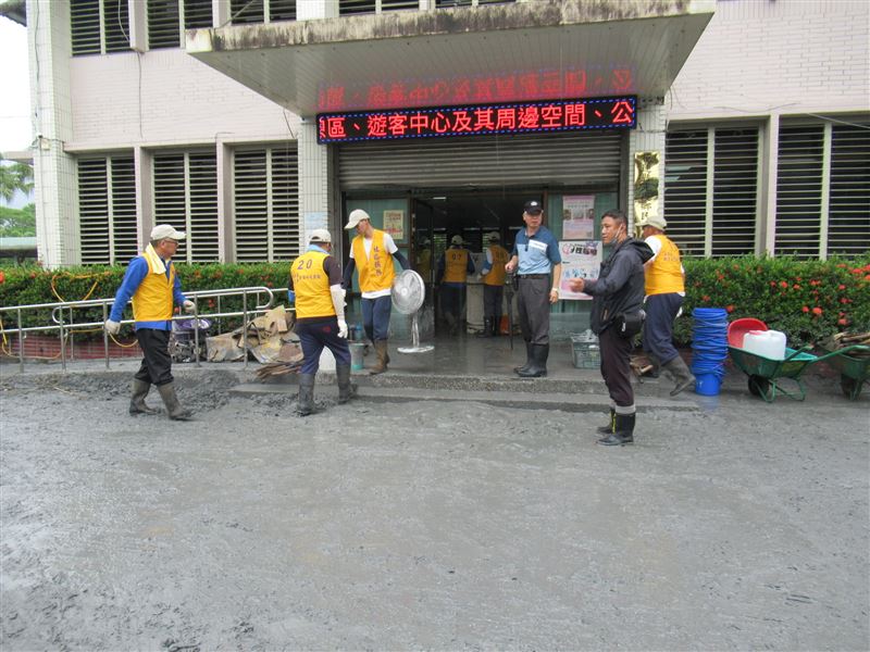 花蓮自強外役監、花蓮監獄組社區服務隊，投入光復鄉災後環境清理工作。（圖／翻攝畫面）