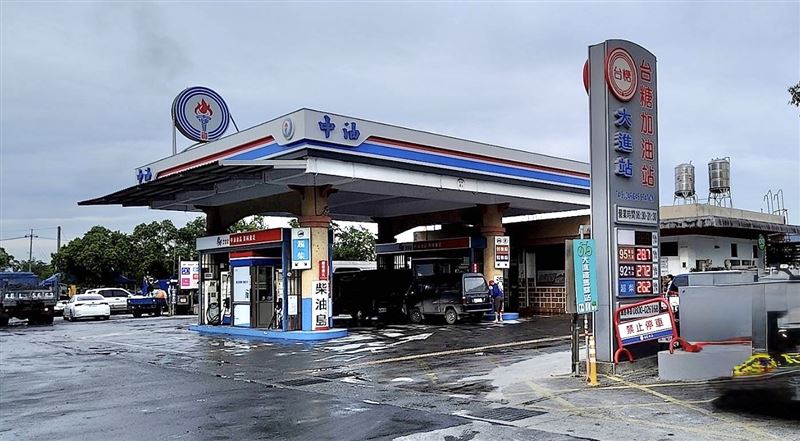 台灣中油公司為確保災區油料供應不中斷，迅速從台東調度100個小型空桶，以提供各式機具與設備緊急加油使用，並全力配合政府及國軍投入救災與復原工作。（圖／中油提供）