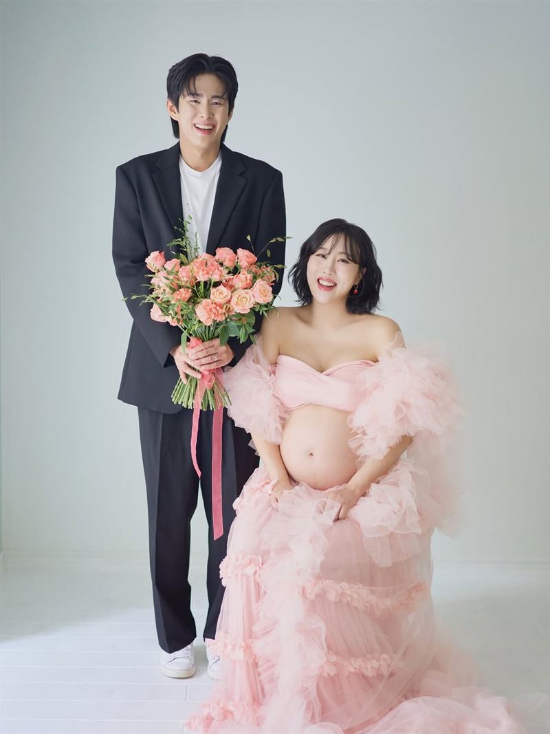 南韓百萬情侶YouTuber「enjoycouple」日前在社群平台上曬出兩人甜蜜合照。（圖／翻攝自IG @enjoycouple）