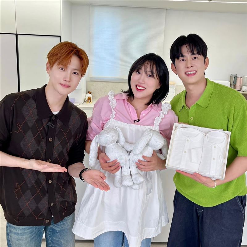 日前EXO Suho（左）到家中探望Lala，與夫妻一同合照。（圖／翻攝自IG @enjoycouple）