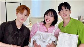 日前EXO Suho（左）到家中探望Lala，與夫妻一同合照。（圖／翻攝自IG @enjoycouple）