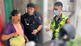 婦銀行領350萬遭攔　對警怒吼:這自己的錢。（圖／桃園電子報提供） 