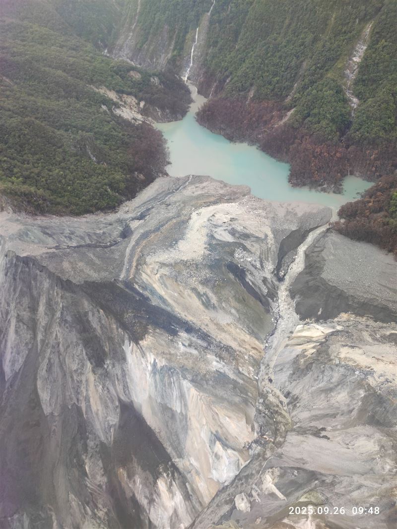 堰塞湖空拍畫面曝光，湖泊下方可見溪道受阻