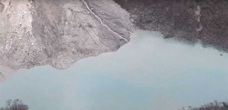 雖然已發生大溢流，但目前馬太鞍溪堰塞湖仍有一定水量