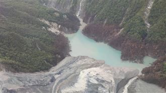 堰塞湖最新空拍影片曝 蓄水量700萬噸