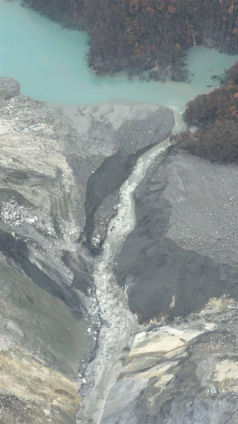 馬太鞍溪堰塞湖壩體下切，湖水持續往下游流出。（圖／翻攝畫面）