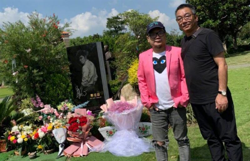 程青松爆虐殺于朦朧！昔穿「亮粉西裝」悼念喬任梁一幕被挖　網全怒了。（圖／微博）
